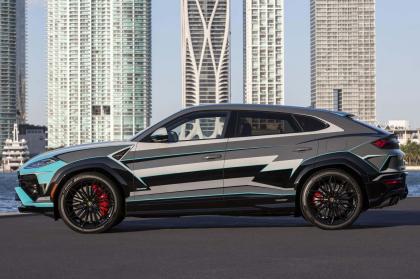 Πήρε 230 ώρες στην Lamborghini να βάψει αυτήν την Urus SE!